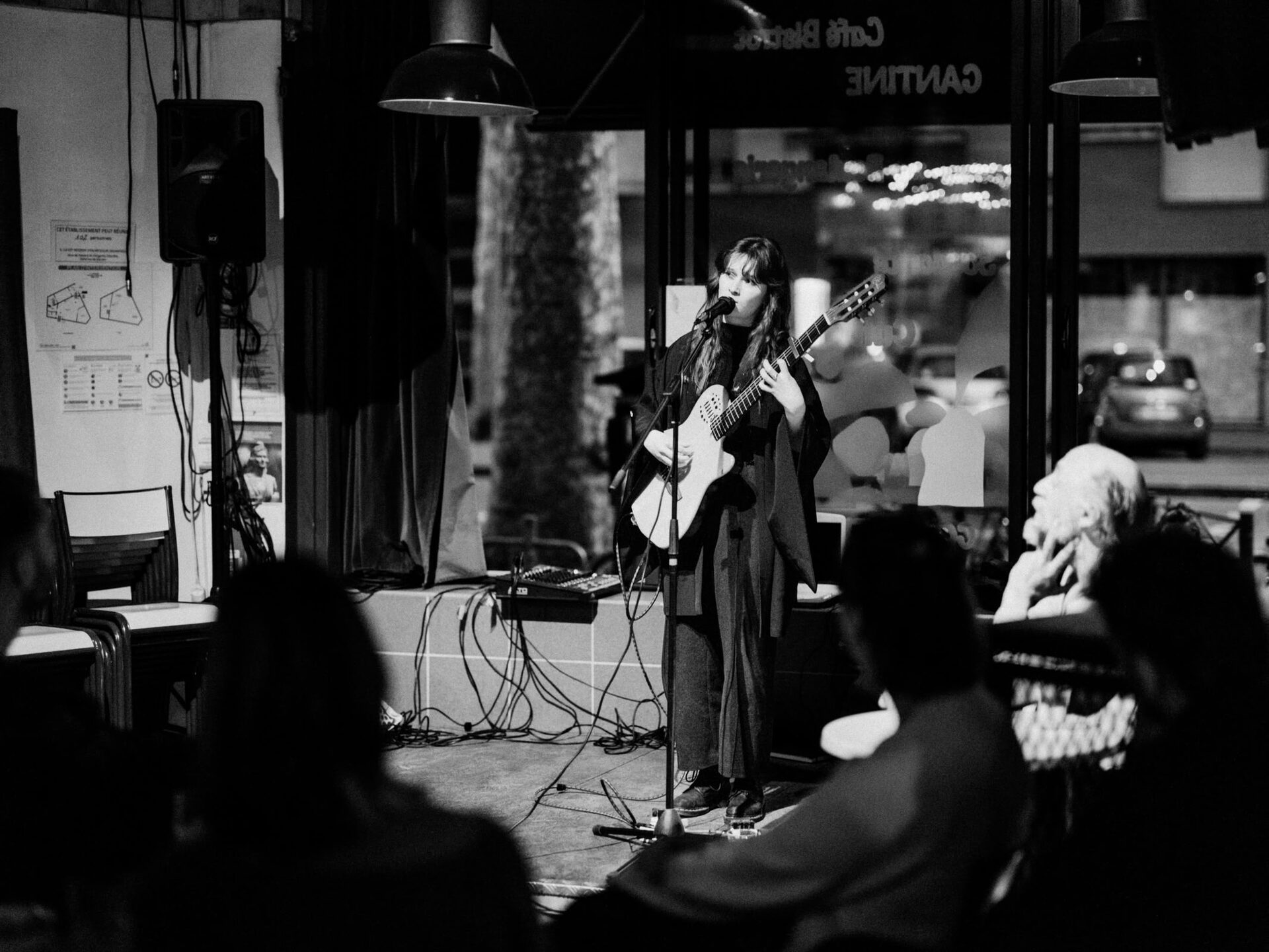 Concert d'Agnès à La Moulinette (Lille). Performance folk et indie capturée dans l'intimité de cette salle emblématique du Nord de la France. - Image 5